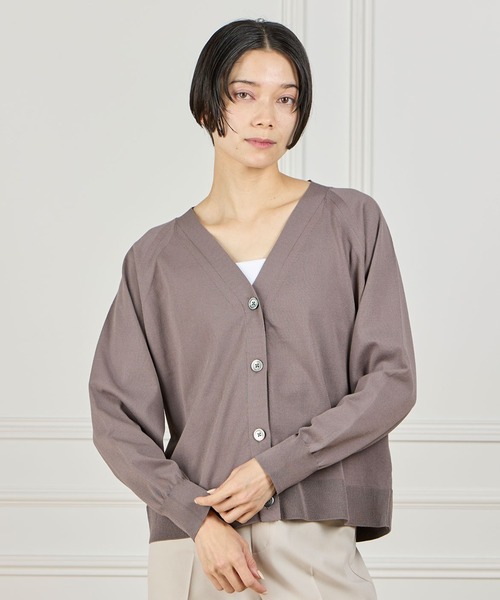 INED(イネド)の「GOOD MOOD Vネックサマーニットカーディガン(カーディガン/ボレロ・レディース・チャコールグレー/モカ・9号)」の2枚目の写真