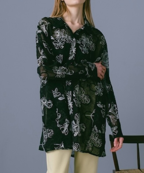 sahara(サハラ)の「Flower Embroidery Over Shirt/フラワーエンブロイダリーオーバーシャツ(シャツ/ブラウス・レディース・ブラック/アイボリー/ピンク・FREE)」の2枚目の写真