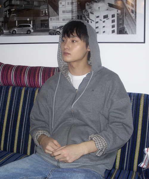 SOMEPLACE MAN（サムプレイス・マン）の「エッセンシャル刺繍リバーシブルチェック配色レギュラーフードジップアップ [グレー]（パーカー・レディース・グレー・FREE）」の3枚目の写真