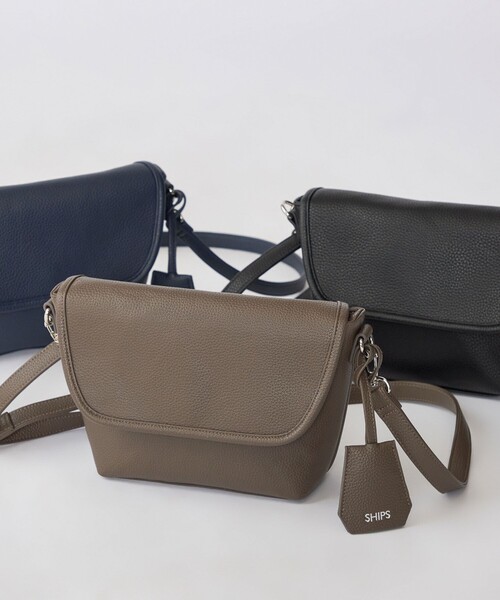 SHIPS（シップス）の「【WEB限定】SHIPS: 合成皮革 ミニ フラップ ショルダーバッグ（ボディバッグ/ウエストポーチ・メンズ・ネイビー/キャメル/ブラック・ONE SIZE）」の4枚目の写真
