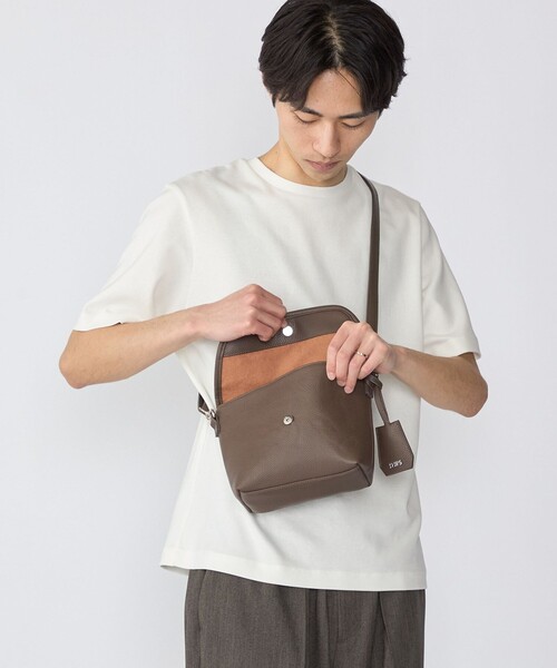 SHIPS（シップス）の「【WEB限定】SHIPS: 合成皮革 ミニ フラップ ショルダーバッグ（ボディバッグ/ウエストポーチ・メンズ・ネイビー/キャメル/ブラック・ONE SIZE）」の8枚目の写真