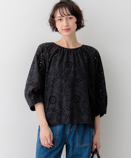 23区 L(ニジュウサンクオオキイサイズ)の「カットワークエンブロイダリー 2WAYブラウス(シャツ/ブラウス・レディース・ホワイト系/黄土色系/ダークブラウン系/ブラック系・44/48/46)」の2枚目の写真