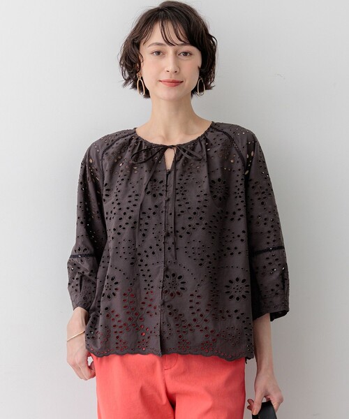 23区 L(ニジュウサンクオオキイサイズ)の「カットワークエンブロイダリー 2WAYブラウス(シャツ/ブラウス・レディース・ホワイト系/黄土色系/ダークブラウン系/ブラック系・44/48/46)」の3枚目の写真