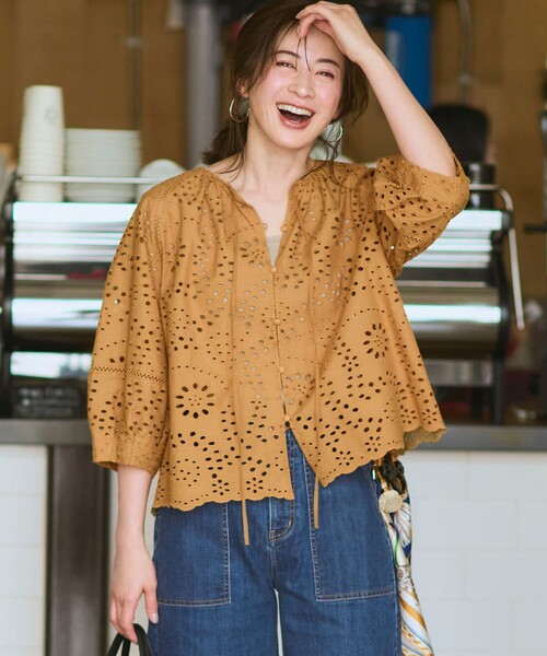 23区 L(ニジュウサンクオオキイサイズ)の「カットワークエンブロイダリー 2WAYブラウス(シャツ/ブラウス・レディース・ホワイト系/黄土色系/ダークブラウン系/ブラック系・44/48/46)」の4枚目の写真
