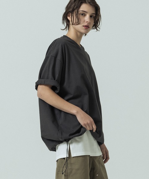 SLICK(スリック)の「【SLICK/スリック】30/2 Micro Border Drawstring T-Shirt/マイクロボーダードローストリングTシャツ/オーバーサイズ シルエット(Tシャツ/カットソー・メンズ・スミクロ/アイボリー/ブラック系その他・2/1/3)」の3枚目の写真