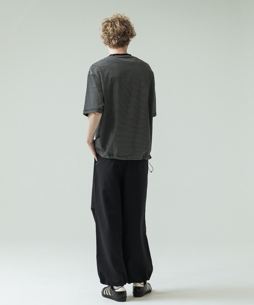 SLICK(スリック)の「【SLICK/スリック】30/2 Micro Border Drawstring T-Shirt/マイクロボーダードローストリングTシャツ/オーバーサイズ シルエット(Tシャツ/カットソー・メンズ・スミクロ/アイボリー/ブラック系その他・2/1/3)」の21枚目の写真