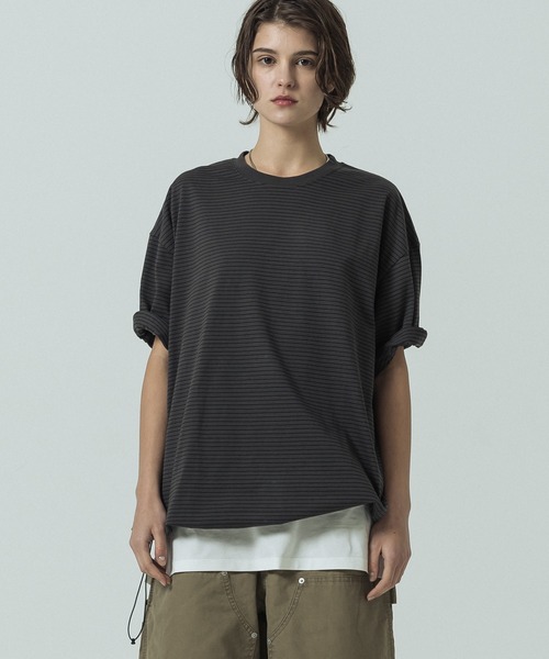 SLICK(スリック)の「【SLICK/スリック】30/2 Micro Border Drawstring T-Shirt/マイクロボーダードローストリングTシャツ/オーバーサイズ シルエット(Tシャツ/カットソー・メンズ・スミクロ/アイボリー/ブラック系その他・2/1/3)」の4枚目の写真