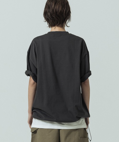 SLICK(スリック)の「【SLICK/スリック】30/2 Micro Border Drawstring T-Shirt/マイクロボーダードローストリングTシャツ/オーバーサイズ シルエット(Tシャツ/カットソー・メンズ・スミクロ/アイボリー/ブラック系その他・2/1/3)」の5枚目の写真
