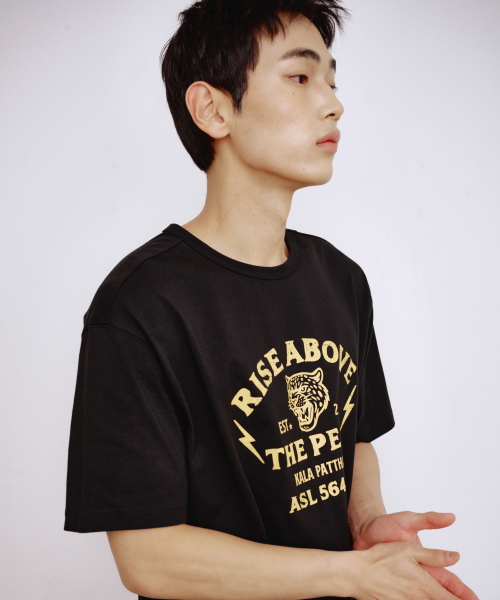 KALAPATTHAR(カラパタール)の「KP SLOGAN TIGER GRAPHIC SHORT-SLEEVED T-SHIRT - BLACK(Tシャツ/カットソー・メンズ・その他・MEDIUM/LARGE/X-LARGE)」の2枚目の写真