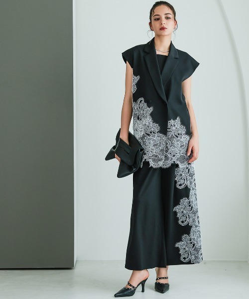 Callarus(カラルス)の「【セットアップ】アシメレース刺繍デザインジレパンツセットアップ(胸当て付き)〔Callarus〕(パンツドレス・レディース・チャコールグレー×ブラック/ベージュ系その他/ブラック×ホワイト・L/M/S/LL)」の1枚目の写真