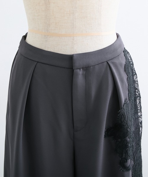 Callarus(カラルス)の「【セットアップ】アシメレース刺繍デザインジレパンツセットアップ(胸当て付き)〔Callarus〕(パンツドレス・レディース・チャコールグレー×ブラック/ベージュ系その他/ブラック×ホワイト・L/M/S/LL)」の8枚目の写真