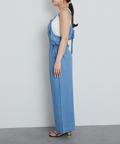 La boutique BonBon（ラブティックボンボン）の「セルロースデニムサロペット（ワンピース・レディース・サックスブルー・2）」の19枚目の写真