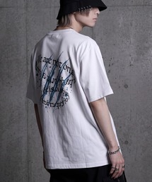 SCHWA（シュワ）の「【SCHWA/シュワ】スプレー加工 グラフィック ネックレス付き 半袖Tシャツ（Tシャツ/カットソー）」
