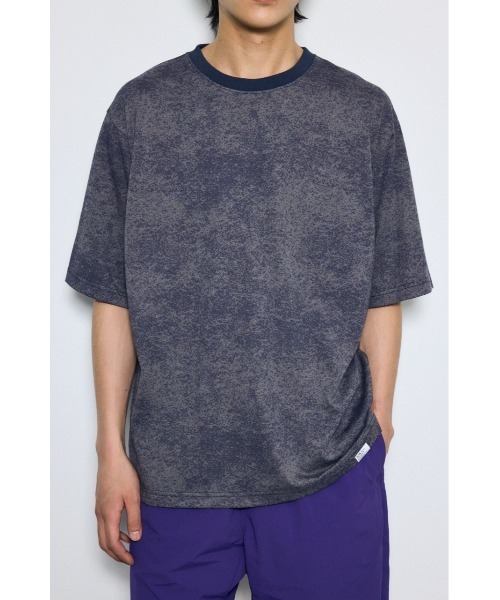 AZUL by moussy（アズールバイマウジー）の「総柄半袖TEE（Tシャツ/カットソー・メンズ・グレー系その他/ブルー系その他3・MEDIUM/LARGE）」の2枚目の写真