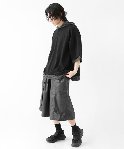 minsobi(ミンソビ)の「レイヤード風ドッキングデザイン 切りっぱなし 半袖 パーカー(ユニセックス)(Tシャツ/カットソー・メンズ・ブラック・FREE)」の7枚目の写真