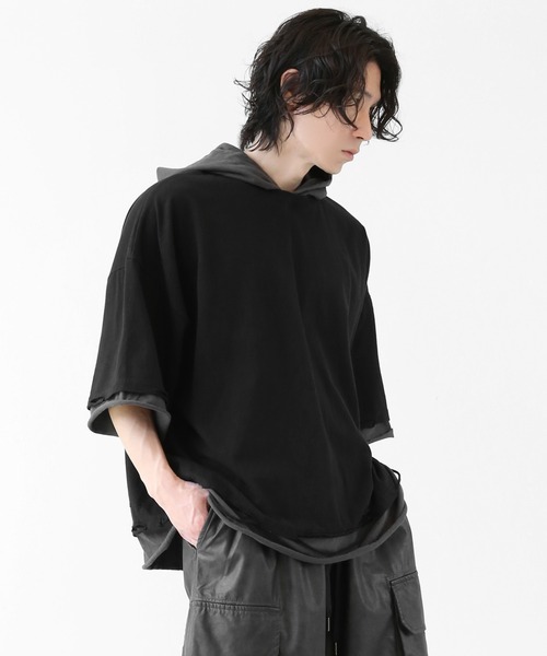 minsobi(ミンソビ)の「レイヤード風ドッキングデザイン 切りっぱなし 半袖 パーカー(ユニセックス)(Tシャツ/カットソー・メンズ・ブラック・FREE)」の2枚目の写真