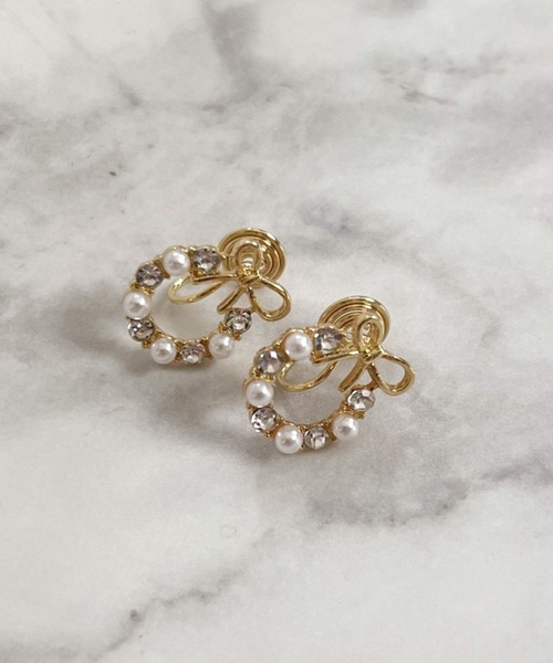 yu-ka(ユーカ)の「YU-KA:リボンリーフイヤリング Ribbon Leaf Earrings(イヤリング・レディース・ゴールド・FREE)」の3枚目の写真