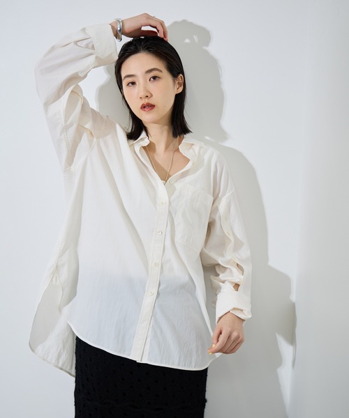 ADAM ET ROPE'（アダムエロペ）の「【サステナブル】チェック&ソリッド スリットシャツ（シャツ/ブラウス・レディース・サックスブルー/ブラウン系その他/オフホワイト/ホワイト・FREE）」の2枚目の写真