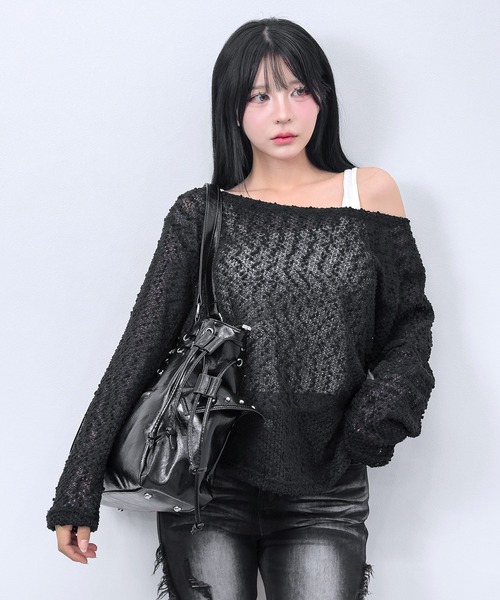 FOLLOWIN(フォロウィン)の「【2WAY/オフショルダーも可能】ポップコーンニットTシャツ(ニット/セーター・レディース・ブラック/カーキ/ライトベージュ・FREE)」の4枚目の写真