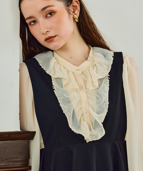Audie a Muses(オーディアミューズ)の「【モデル美香着用】パウダーシフォンAudie a Musesロゴ刺繍ブラウス(シャツ/ブラウス・レディース・ブラック/ベージュ/オフホワイト・38/42)」の1枚目の写真