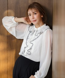 【モデル美香着用】パウダーシフォンAudie a Musesロゴ刺繍ブラウス