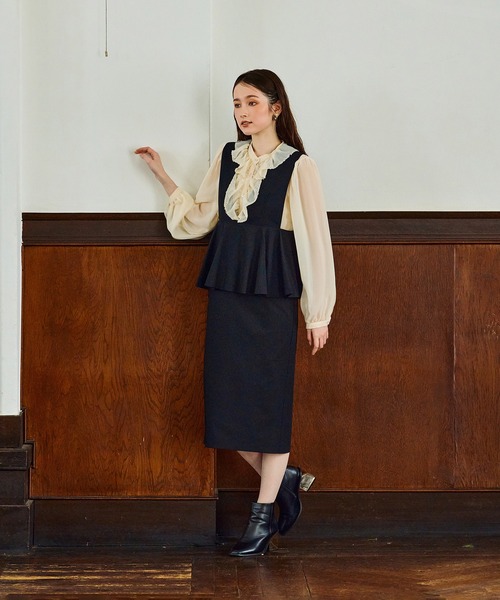 Audie a Muses(オーディアミューズ)の「【モデル美香着用】パウダーシフォンAudie a Musesロゴ刺繍ブラウス(シャツ/ブラウス・レディース・ブラック/ベージュ/オフホワイト・38/42)」の5枚目の写真