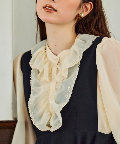 Audie a Muses(オーディアミューズ)の「【モデル美香着用】パウダーシフォンAudie a Musesロゴ刺繍ブラウス(シャツ/ブラウス・レディース・ブラック/ベージュ/オフホワイト・38/42)」の10枚目の写真