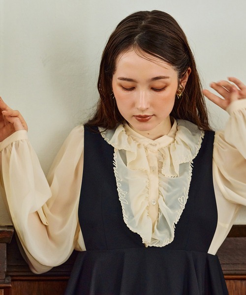 Audie a Muses(オーディアミューズ)の「【モデル美香着用】パウダーシフォンAudie a Musesロゴ刺繍ブラウス(シャツ/ブラウス・レディース・ブラック/ベージュ/オフホワイト・38/42)」の11枚目の写真