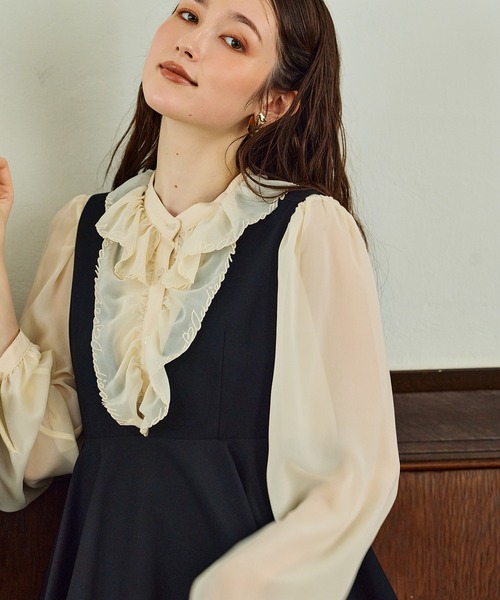 Audie a Muses(オーディアミューズ)の「【モデル美香着用】パウダーシフォンAudie a Musesロゴ刺繍ブラウス(シャツ/ブラウス・レディース・ブラック/ベージュ/オフホワイト・38/42)」の12枚目の写真