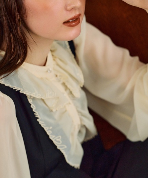 Audie a Muses(オーディアミューズ)の「【モデル美香着用】パウダーシフォンAudie a Musesロゴ刺繍ブラウス(シャツ/ブラウス・レディース・ブラック/ベージュ/オフホワイト・38/42)」の13枚目の写真