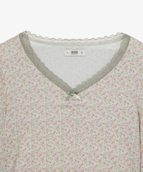 aeae(エーイーエーイー)の「FLOWER V NECK TEE(Tシャツ/カットソー・レディース・パープル/グリーン・FREE)」の3枚目の写真