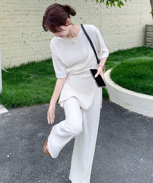 Aelina(エリナ)の「クルーネックスリットTシャツ&イージーパンツセットアップ(セットアップ・レディース・ホワイト/ブラック・FREE)」の4枚目の写真