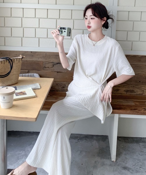 Aelina(エリナ)の「クルーネックスリットTシャツ&イージーパンツセットアップ(セットアップ・レディース・ホワイト/ブラック・FREE)」の5枚目の写真