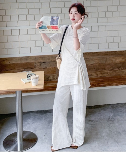 Aelina(エリナ)の「クルーネックスリットTシャツ&イージーパンツセットアップ(セットアップ・レディース・ホワイト/ブラック・FREE)」の8枚目の写真