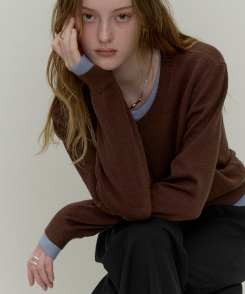 Plumel(プルメル)の「Bi-color Layered Like Knit Cardigan / バイカラーレイヤードライクニットカーディガン(ニット/セーター・レディース・ブラック/ベージュ/サックスブルー・MEDIUM)」の8枚目の写真
