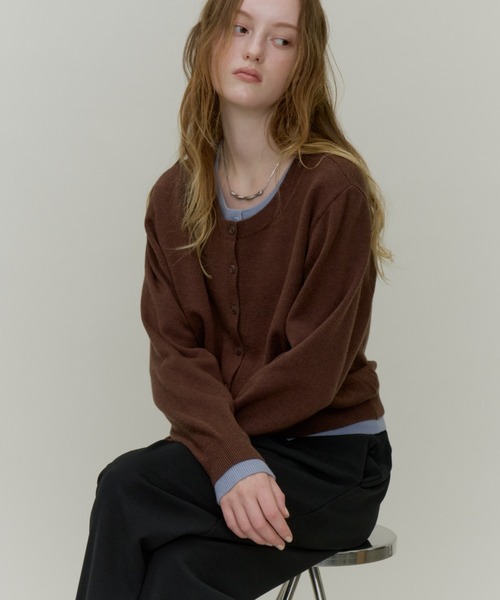 Plumel(プルメル)の「Bi-color Layered Like Knit Cardigan / バイカラーレイヤードライクニットカーディガン(ニット/セーター・レディース・ブラック/ベージュ/サックスブルー・MEDIUM)」の4枚目の写真