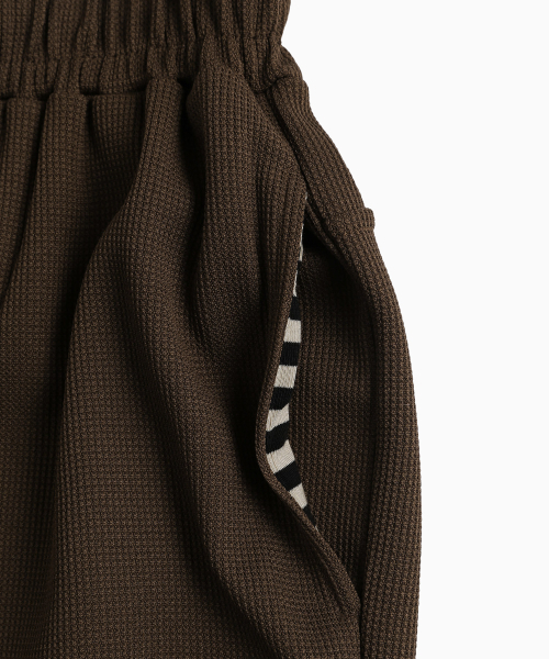 MENASOO(ミナス)の「Waffle Layered Waist Pants_Brown(スウェットパンツ・レディース・ブラウン・1/2)」の18枚目の写真