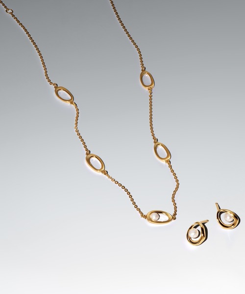 PANDORA（パンドラ）の「オーガニカリー シェイプド オーバル ＆ パール スタッド ピアス（ピアス（両耳用）・レディース・イエローゴールド・FREE）」の4枚目の写真