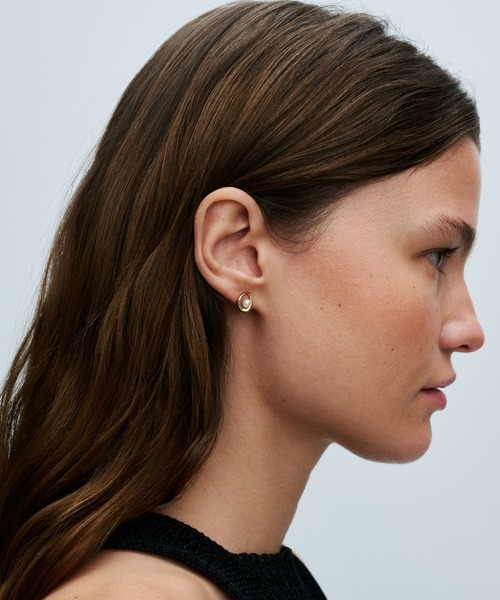PANDORA（パンドラ）の「オーガニカリー シェイプド オーバル ＆ パール スタッド ピアス（ピアス（両耳用）・レディース・イエローゴールド・FREE）」の2枚目の写真