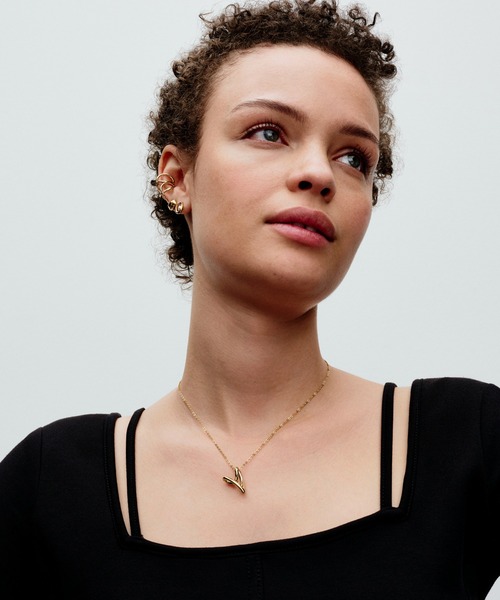 PANDORA（パンドラ）の「オーガニカリー シェイプド オーバル ＆ パール スタッド ピアス（ピアス（両耳用）・レディース・イエローゴールド・FREE）」の8枚目の写真