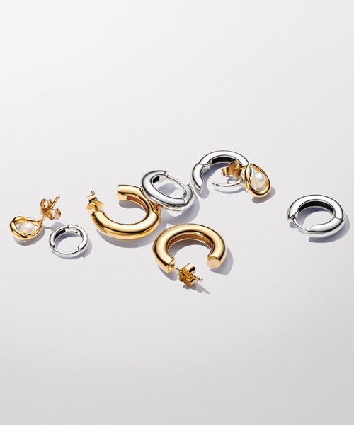 PANDORA（パンドラ）の「オーガニカリー シェイプド オーバル ＆ パール スタッド ピアス（ピアス（両耳用）・レディース・イエローゴールド・FREE）」の5枚目の写真
