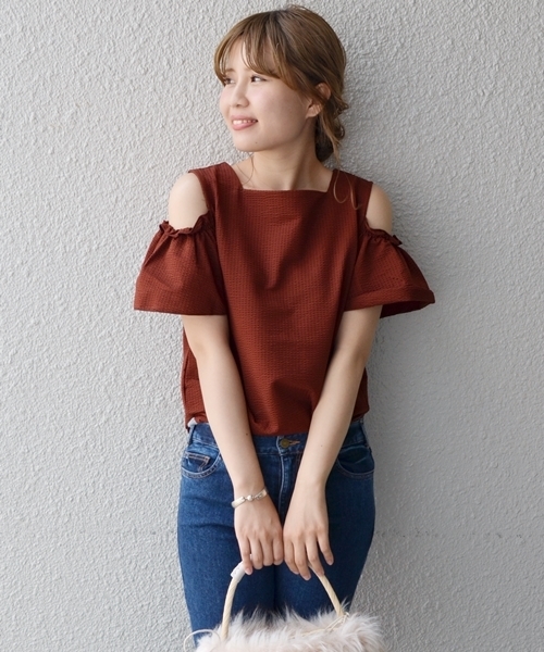 Khaju(カージュ)の「Khaju:オフショルダーフリルトップス(Tシャツ/カットソー・レディース・ブラック/カーキ/エンジ・ONE SIZE)」の3枚目の写真