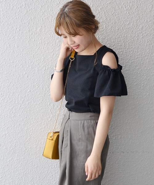 Khaju(カージュ)の「Khaju:オフショルダーフリルトップス(Tシャツ/カットソー・レディース・ブラック/カーキ/エンジ・ONE SIZE)」の2枚目の写真
