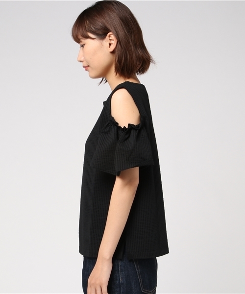 Khaju(カージュ)の「Khaju:オフショルダーフリルトップス(Tシャツ/カットソー・レディース・ブラック/カーキ/エンジ・ONE SIZE)」の5枚目の写真