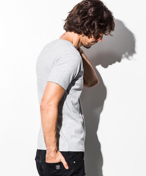 NUMBER (N)INE DENIM(ナンバーナインデニム)の「NUMBER (N)INE DENIM(ナンバーナインデニム)ポイントロゴVネックTシャツ(Tシャツ/カットソー・メンズ・ホワイト/ブラック/グレー・SMALL/MEDIUM/LARGE/X-LARGE)」の6枚目の写真