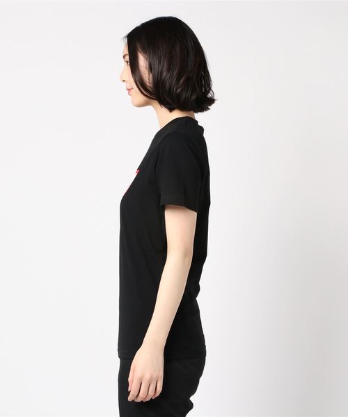 Guess（ゲス）の「GUESSトライアングルロゴ 半袖Tシャツ（Tシャツ/カットソー・レディース・ホワイト/ブラック・SMALL/MEDIUM/LARGE/X-LARGE）」の3枚目の写真