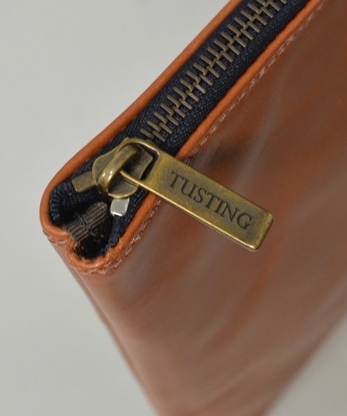 TUSTING（タスティング）の「TUSTING: シューレザー クラッチ 