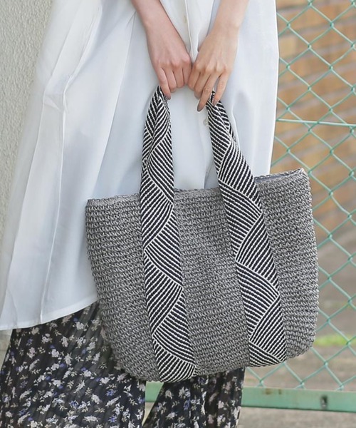 BASE（ベース）の「ラメテープハンドル 定番カゴバッグ A4収納可（かごバッグ・レディース・ブラック/ベージュ/ネイビー/ピンク/グレー/ダークベージュ/ブラウン/カーキ・FREE）」の2枚目の写真