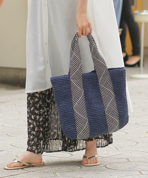 BASE（ベース）の「ラメテープハンドル 定番カゴバッグ A4収納可（かごバッグ・レディース・ブラック/ベージュ/ネイビー/ピンク/グレー/ダークベージュ/ブラウン/カーキ・FREE）」の11枚目の写真