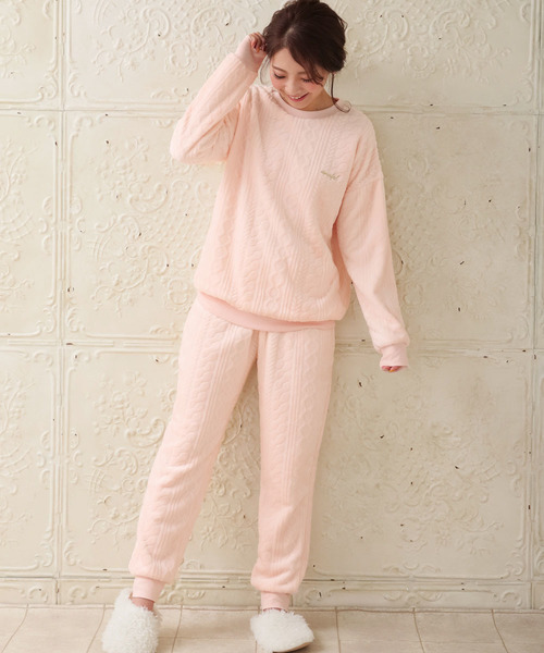 aimerfeel(エメフィール)の「ケーブルフリースプルオーバー上下セット(ルームウェア/パジャマ)」|ピンク